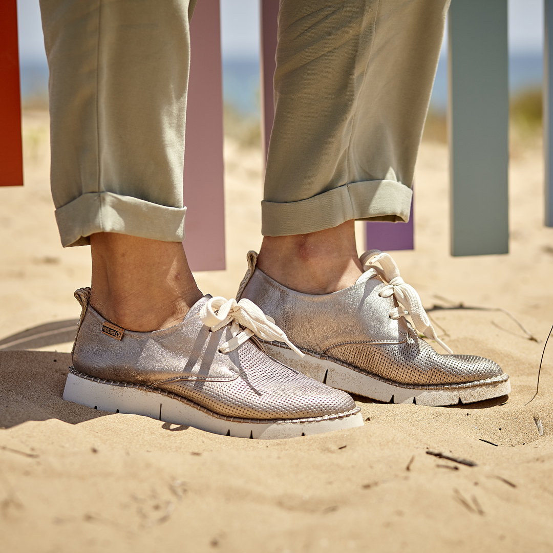 Los zapatos plateados, el color que triunfa este 2020.