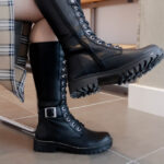 Guía completa de tipos de botas militares: más de 4 estilos con los looks que arrasan