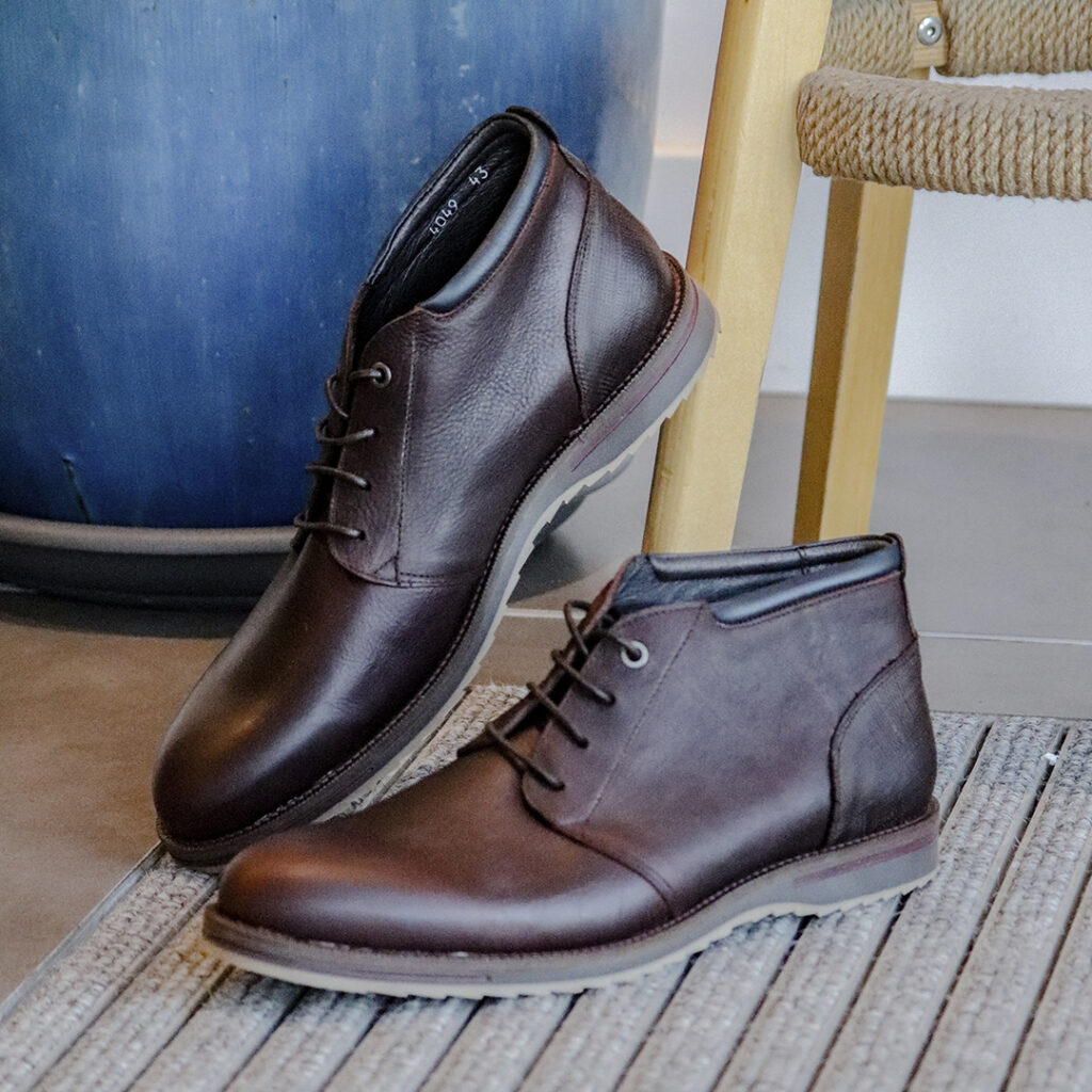 Botines planos de hombre en color marrón con cuello azul Kennebec 4049