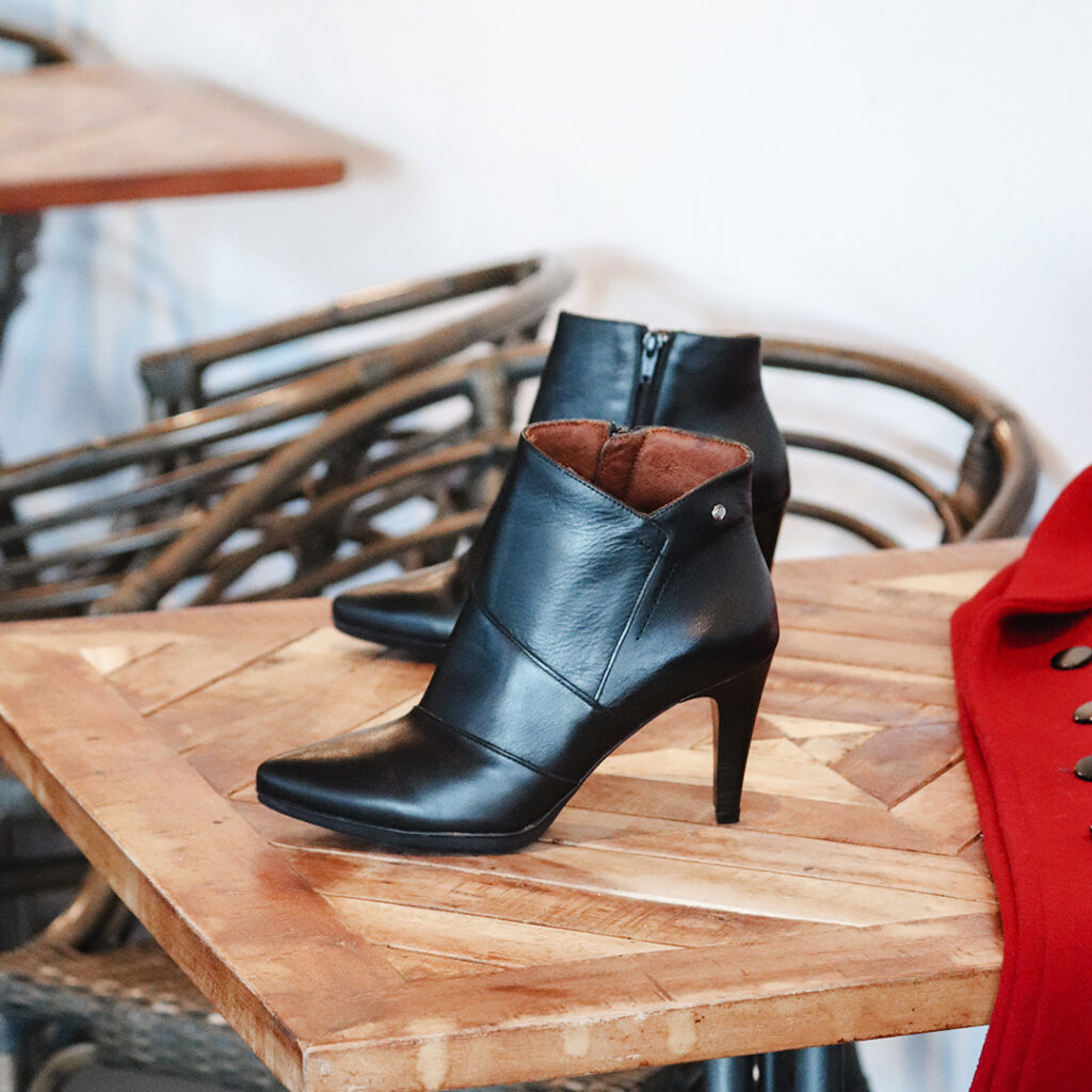 Zapato negro de tacón fino Desireé Sara 44