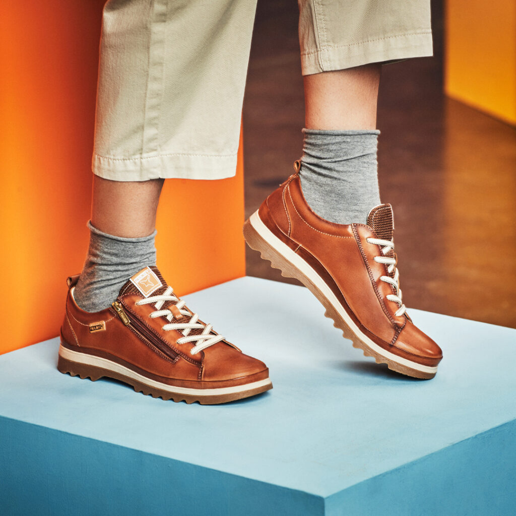 Cambiarte los calcetines con regularidad ayudará a quitar el olor en los zapatos
