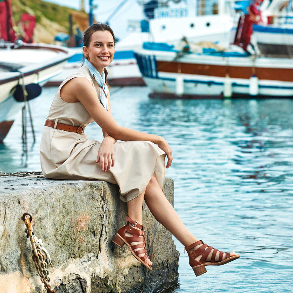 Cómo combinar sandalias romanas: looks de verano para cualquier ocasión