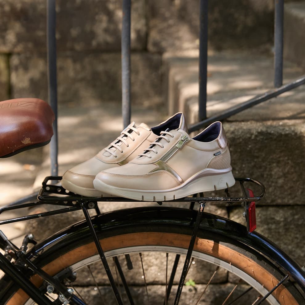 Zapatillas beige de mujer