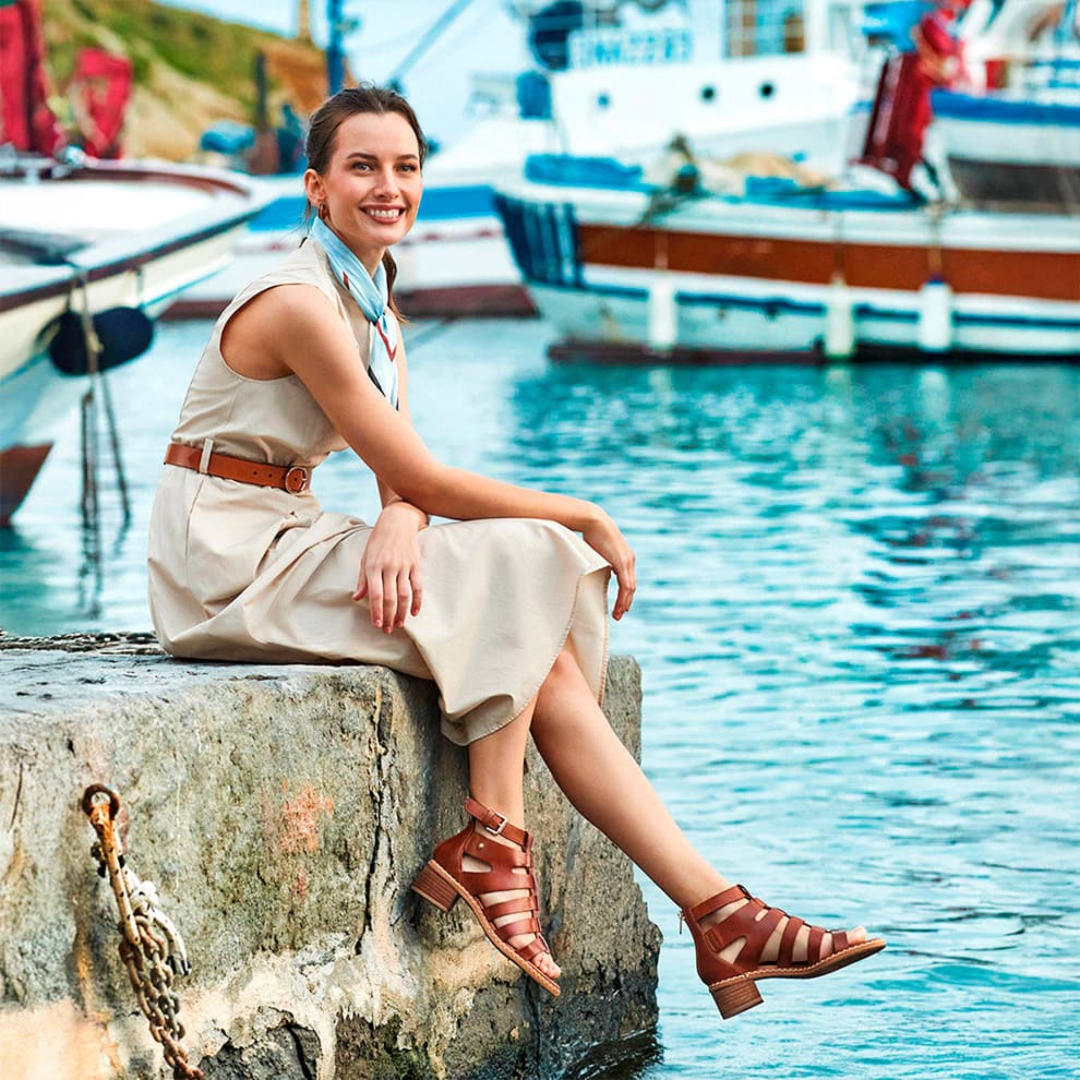 Cómo combinar sandalias romanas: looks de verano para cualquier ocasión